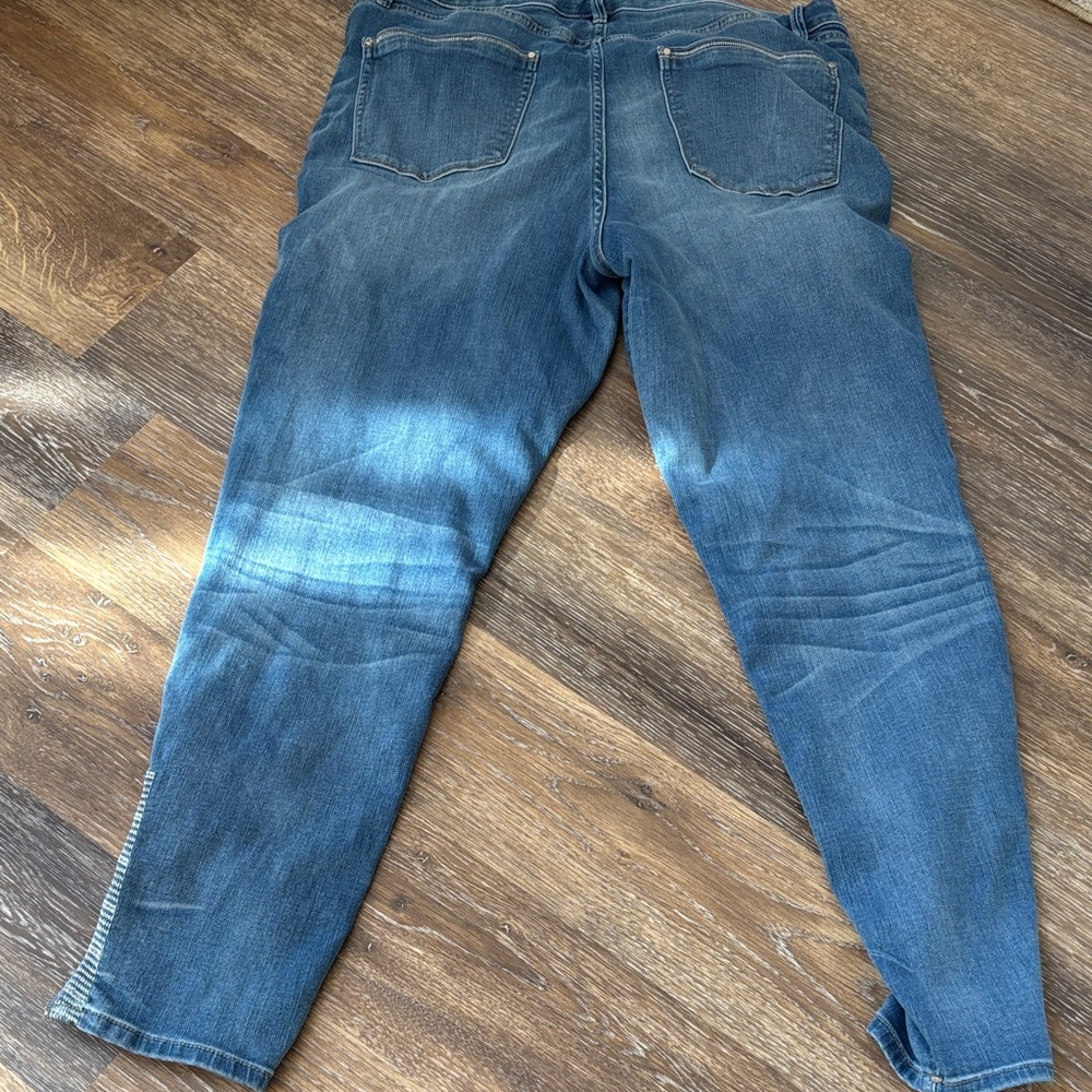 White House Black Market Distressed Blue relaxed Jeans 12L - Picture 9 of 13